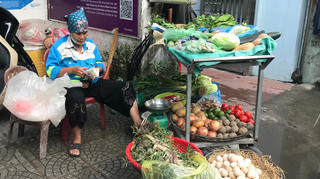 Xăng giảm, giá hàng hóa vẫn neo cao