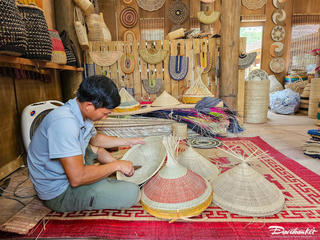 Ninh Bình: Du khách trải nghiệm thêu ren, dệt cói