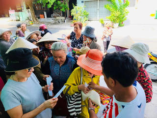Mở cửa “Gian hàng Linh Tây nghĩa tình”