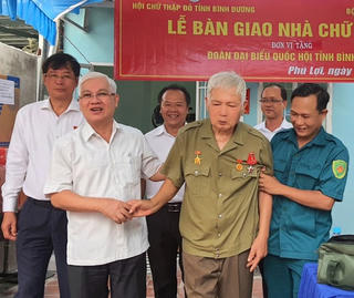 Bình Dương: Trao 2 căn nhà chữ thập đỏ cho người nghèo