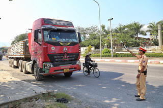 CSGT ra quân xử lý xe quá tải sau phản ánh của Báo Đại Đoàn Kết