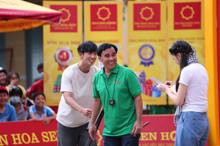 MC Quyền Linh bất ngờ khi con gái liên tục 'ăn gian' để giúp đỡ trẻ em mồ côi