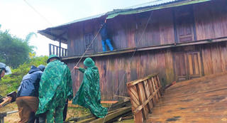 TP Đà Nẵng: Gió lớn làm tốc hơn 30 mái nhà của người dân