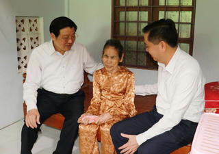 Trưởng Ban Nội chính Trung ương thăm, tặng quà gia đình chính sách ở Quảng Trị