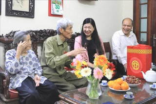 Mặt trận Hà Nội thăm, tặng quà cựu chiến binh tiếp quản Thủ đô