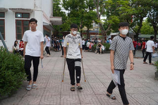 Người bố động viên con trai bị gãy chân bằng cách 'đặc biệt' trước kỳ thi  vào lớp 10