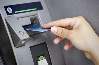 Bắt đối tượng rút trộm tiền trong thẻ ATM của bạn gái