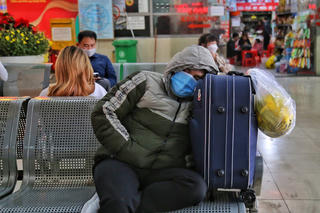 [ẢNH] Ngủ gật khi chờ xe ở bến để về quê đón Tết 