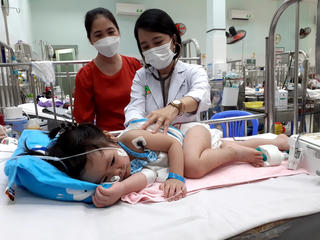 TP HCM: Trẻ em ồ ạt nhập viện vì bệnh đường hô hấp