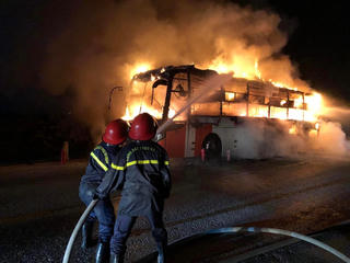 Xe khách bốc cháy ngùn ngụt, tài xế và nhiều hành khách kịp thời thoát nạn