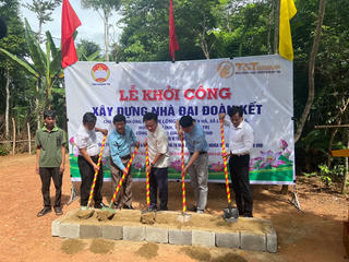 Góp sức xây nhà Đại đoàn kết cho hộ nghèo