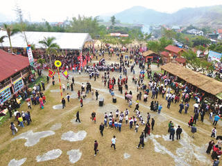 Rộn ràng Hội làng Bằng Cả