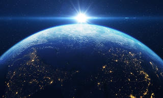 Trái Đất đang di chuyển ra xa Mặt trời