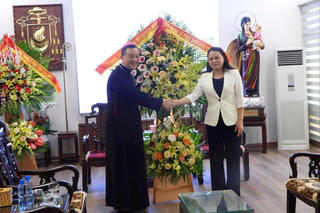 Phó Chủ tịch - Tổng Thư ký UBTƯ MTTQ Việt Nam Nguyễn Thị Thu Hà thăm và chúc mừng Tòa Giám mục Giáo phận Bắc Ninh nhân Đại lễ Phục sinh 2024