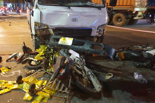 Điều tra vụ xe ô tô tải tông hàng loạt xe máy chờ đèn đỏ