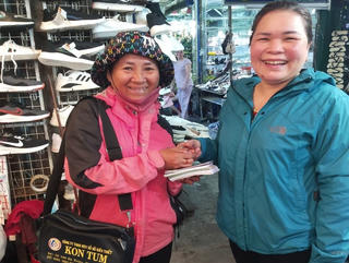 Nhặt được lắc vàng, người phụ nữ bán vé số tìm người trả lại