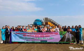 Những vị khách du lịch đầu tiên xông đất ‘Vương quốc hang động’