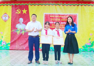 Tặng giấy khen cho học sinh lớp 6 nhặt được của rơi trả người đánh mất