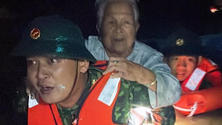 Quân khu 5 ứng cứu sơ tán an toàn 55.000 người dân Đà Nẵng trong bão số 5