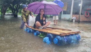 Quảng Nam: Người dân tự chế tạo bè tránh lũ