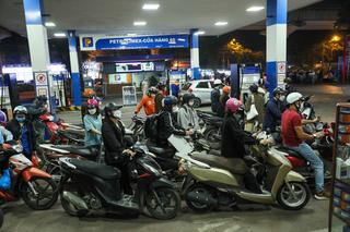 Khó như mua xăng!