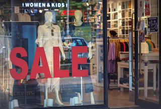 Thực phẩm tăng giá, kinh doanh thời trang ế ẩm