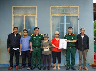 Trung đoàn thông tin 29, Quân đoàn 34 tặng quà gia đình người có công tại xã Ia Băng