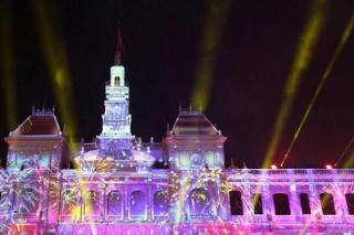 Thành phố Hồ Chí Minh: Mãn nhãn với màn trình diễn rực rỡ của 3D mapping và bắn pháo hoa