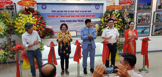 Triển lãm ảnh 'Trường Sa - Nhà Giàn' thu hút nhiều lượt khách thăm quan