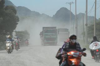 Mỹ Đức, Hà Nội: Xe có dấu hiệu chở quá tải 'cày nát' đường gây bụi mịt mù
