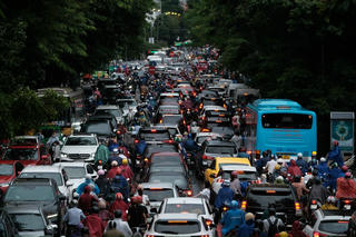 Lái xe không chấp hành tín hiệu đèn giao thông để nhường đường cho xe ưu tiên, xe cấp cứu có bị xử phạt không?