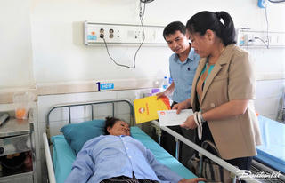 Mặt trận tỉnh Quảng Ngãi thăm hỏi các nạn nhân bị tai nạn giao thông