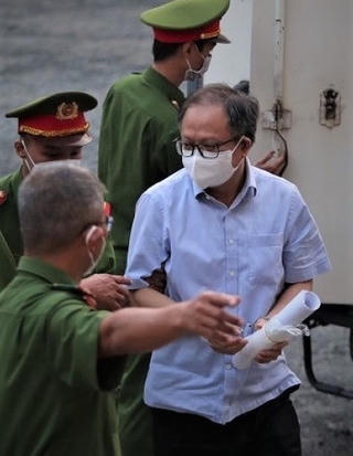 Bị cáo Tất Thành Cang hầu tòa trong vụ phạm pháp bán rẻ 32 ha đất công