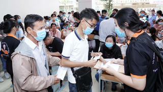 Giảm gánh nặng học phí bằng học bổng: Liệu có thực chất?