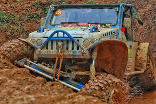 Xem các tay lái 'lụa' điều khiển xe tại giải đua ô tô địa hình Hà Nội