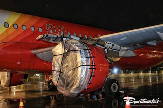 Hình ảnh tàu bay ở Nội Bài được chằng néo chống bão số 3