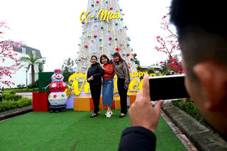 Chiêm ngưỡng cây thông Noel tuyệt đẹp được làm từ 100.000 vỏ sò ở Hà Tĩnh