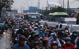 Người dân trở lại TP HCM sau kỳ nghỉ lễ: Nhiều trục đường ùn tắc