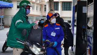 Cách nào kìm giá xăng?