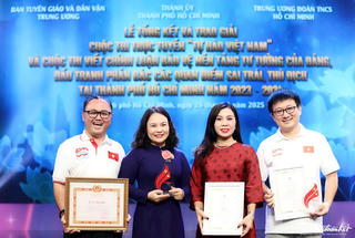 TP Hồ Chí Minh trao giải cuộc thi viết chính luận bảo vệ nền tảng tư tưởng của Đảng
