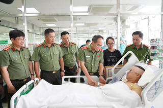 Tặng Bằng khen chiến sĩ bị thương khi làm nhiệm vụ A80