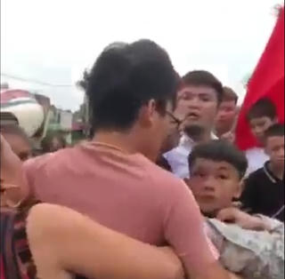 Phú Thọ: Đi khai giảng, học sinh bị một nhóm người lôi ra cổng hành hung