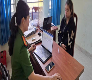 Tạm giữ bảo mẫu bạo hành trẻ vì bực tức