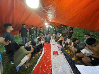 Đà Nẵng: Phá ổ đánh bạc trong rừng keo, tạm giữ 14 đối tượng