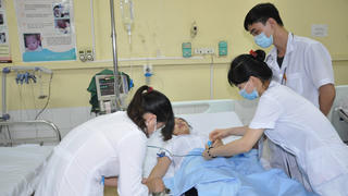 Hỗ trợ, động viên cán bộ y tế để tránh 'chảy máu chất xám'