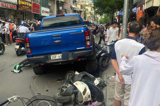 Ô tô bán tải đâm nhiều xe máy, người dân hợp sức nâng xe cứu nạn nhân