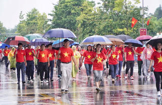 Lãnh đạo và nhân dân tỉnh Nghệ An mặc áo đỏ sao vàng, hát Quốc ca, đi bộ 'Cùng Việt Nam tiến bước'