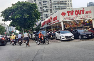 Cầu Giấy: Ô tô thỏa sức lấn chiếm lòng đường, vỉa hè dù có biển cấm đỗ