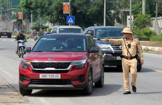 Cảnh sát giao thông bí mật ghi hình, xử phạt ô tô chạy quá tốc độ