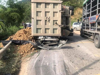 Điều tra vụ lật xe tải đè chết 3 người trong xe ô tô con